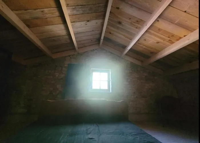 Nuit Insolite, Au Dessus D'une Etable 컨트리하우스 *